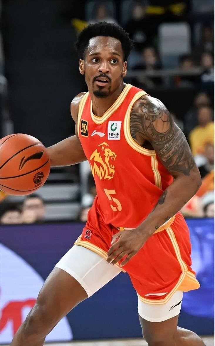 Rookie在篮网比赛中惊险取胜，战术调整引发热议！的简单介绍